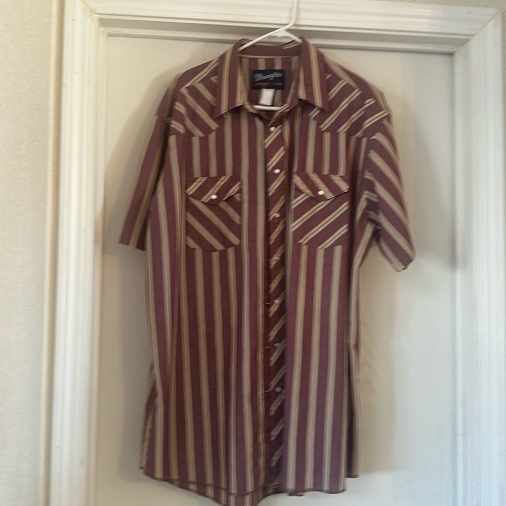 Vintage pearl snap men’s Wrangler striped short.  17 1/2 x long tails